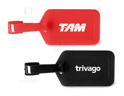 Tag identificador de bagagem em forma de plug colorido em plástico rosa, símbolo de saúde e cuidado, conceito de presente e