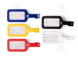 Tag identificador de bagagem em forma de plug colorido em plástico rosa, símbolo de saúde e cuidado, conceito de presente e