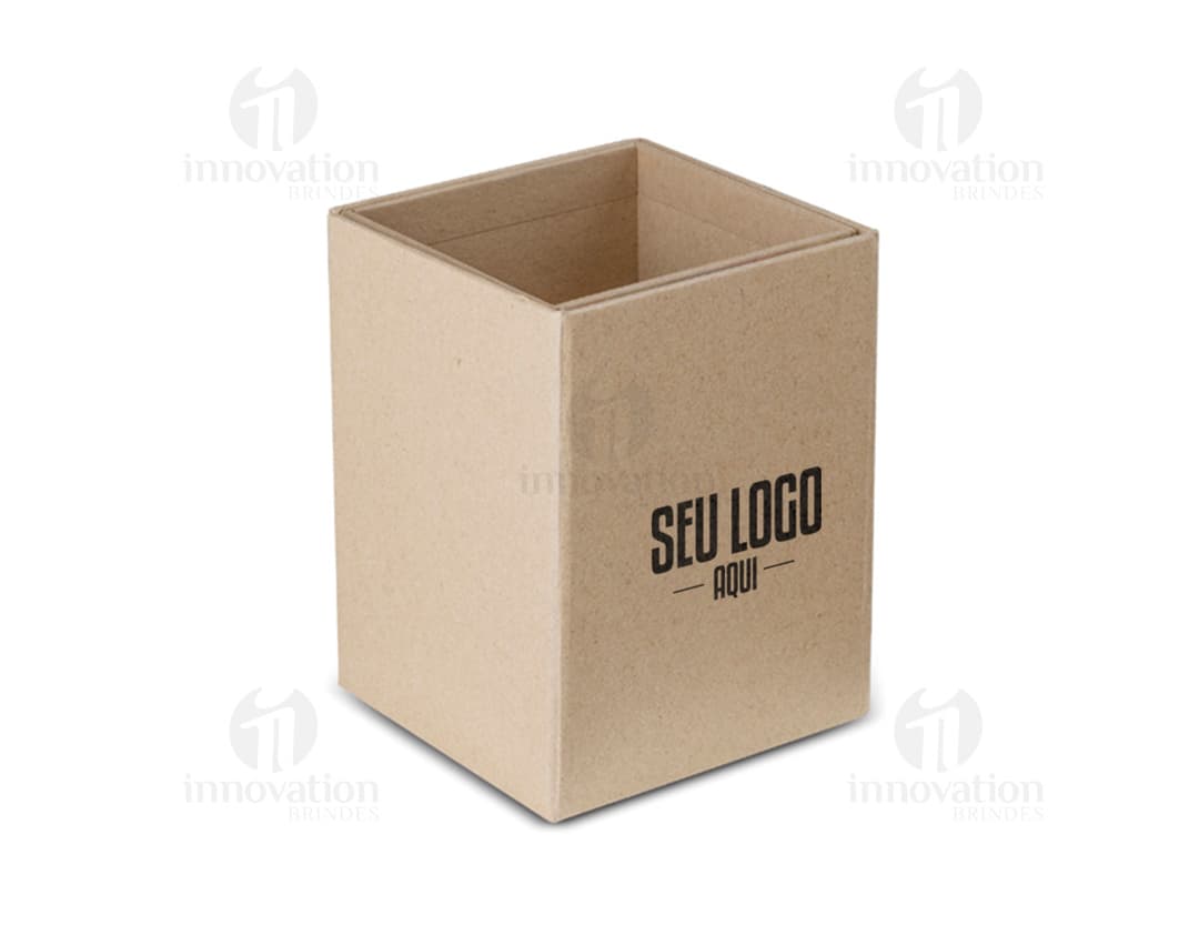 Porta lápis feito de papelão marrom, embalagem vazia e reciclável com design simples.