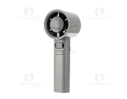 Mini ventilador recarregável em metal prateado, com design elegante e ajustável. Perfeito para uso doméstico ou em viagens