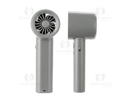 Mini ventilador recarregável em metal prateado, com design elegante e ajustável. Perfeito para uso doméstico ou em viagens