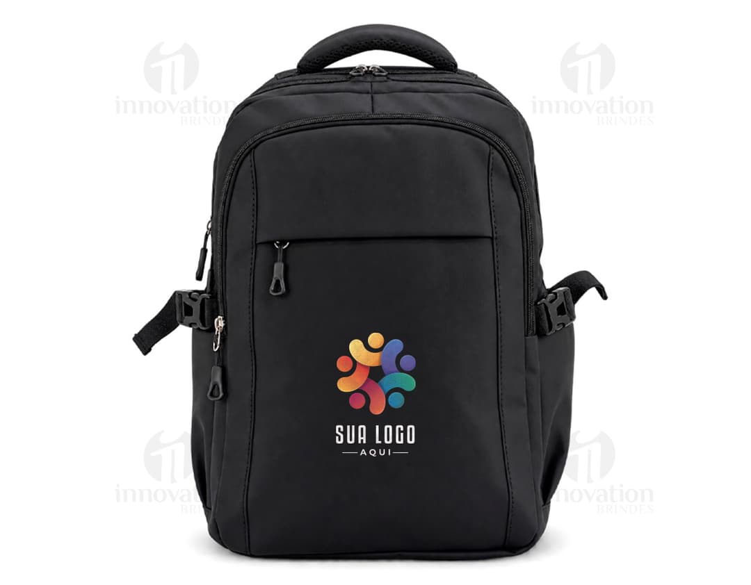 Mochila e pochete em couro preto, ideais para viagens, negócios e lazer. O homem de terno segura a alça da mochila enquanto
