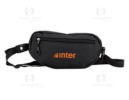 Mochila e pochete em couro preto, ideais para viagens, negócios e lazer. O homem de terno segura a alça da mochila enquanto