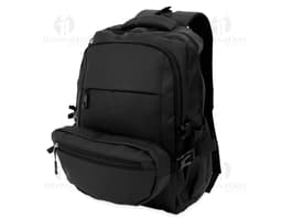 Mochila e pochete em couro preto, ideais para viagens, negócios e lazer. O homem de terno segura a alça da mochila enquanto