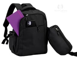Mochila e pochete em couro preto, ideais para viagens, negócios e lazer. O homem de terno segura a alça da mochila enquanto