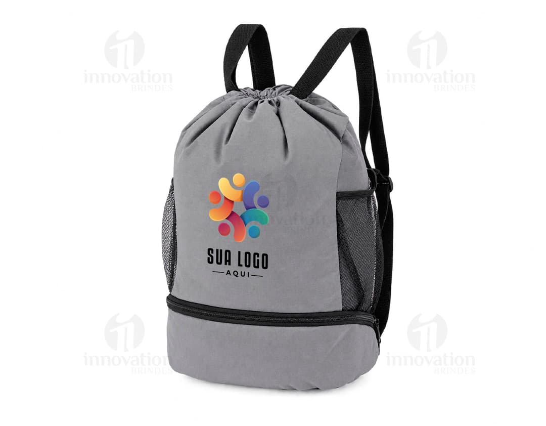 Mochila Saco 19L preta em nylon, moderna e elegante. Possui alça de mão, alças de ombro ajustáveis, zíper, capacidade de 19