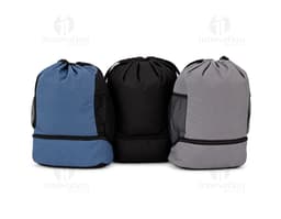 Mochila Saco 19L preta em nylon, moderna e elegante. Possui alça de mão, alças de ombro ajustáveis, zíper, capacidade de 19