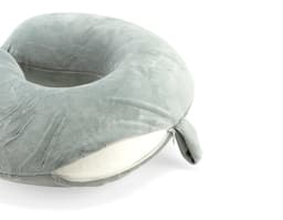 Máscara de esqui 3D preta e assento de vaso sanitário metálico, acompanhados de algemas de aço.