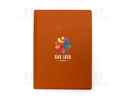 Caderno Fichário PU marrom com capa dura, contendo papel em branco para anotações. Inclui clips para prender folhas, quadro