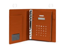 Caderno Fichário PU marrom com capa dura, contendo papel em branco para anotações. Inclui clips para prender folhas, quadro