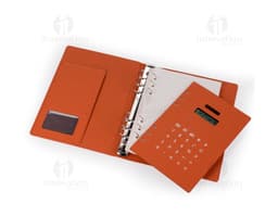 Caderno Fichário PU marrom com capa dura, contendo papel em branco para anotações. Inclui clips para prender folhas, quadro