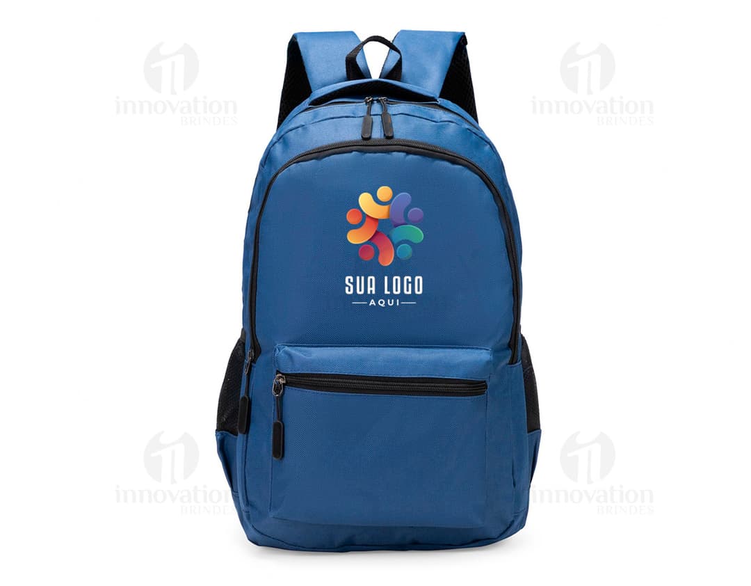 Mochila de poliéster preta de 23L, moderna e adequada para transporte de equipamentos esportivos e objetos de viagem. Carrega