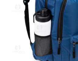 Mochila de poliéster preta de 23L, moderna e adequada para transporte de equipamentos esportivos e objetos de viagem. Carrega