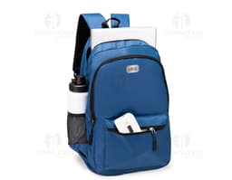 Mochila de poliéster preta de 23L, moderna e adequada para transporte de equipamentos esportivos e objetos de viagem. Carrega