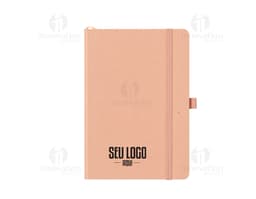 Notebook de cartão Kraft em branco, com papel amarelo vazio e adesivo, para anotações e lembretes de escritório. Em um