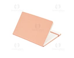 Notebook de cartão Kraft em branco, com papel amarelo vazio e adesivo, para anotações e lembretes de escritório. Em um
