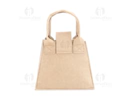 Bolsa de feltro marrom com fecho de metal, alça de couro e detalhes em etiqueta de papel. O produto mostra elegância e