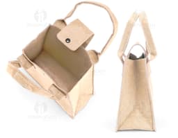 Bolsa de feltro marrom com fecho de metal, alça de couro e detalhes em etiqueta de papel. O produto mostra elegância e