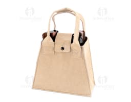 Bolsa de feltro marrom com fecho de metal, alça de couro e detalhes em etiqueta de papel. O produto mostra elegância e