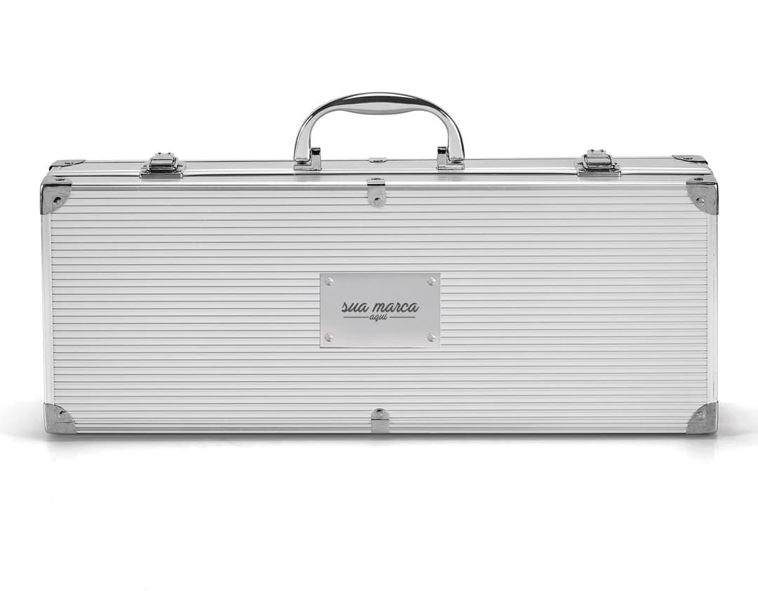 Kit churrasco em estojo de alumínio, ideal para suas viagens e passeios. Seguro e prático, conta com alças resistentes e