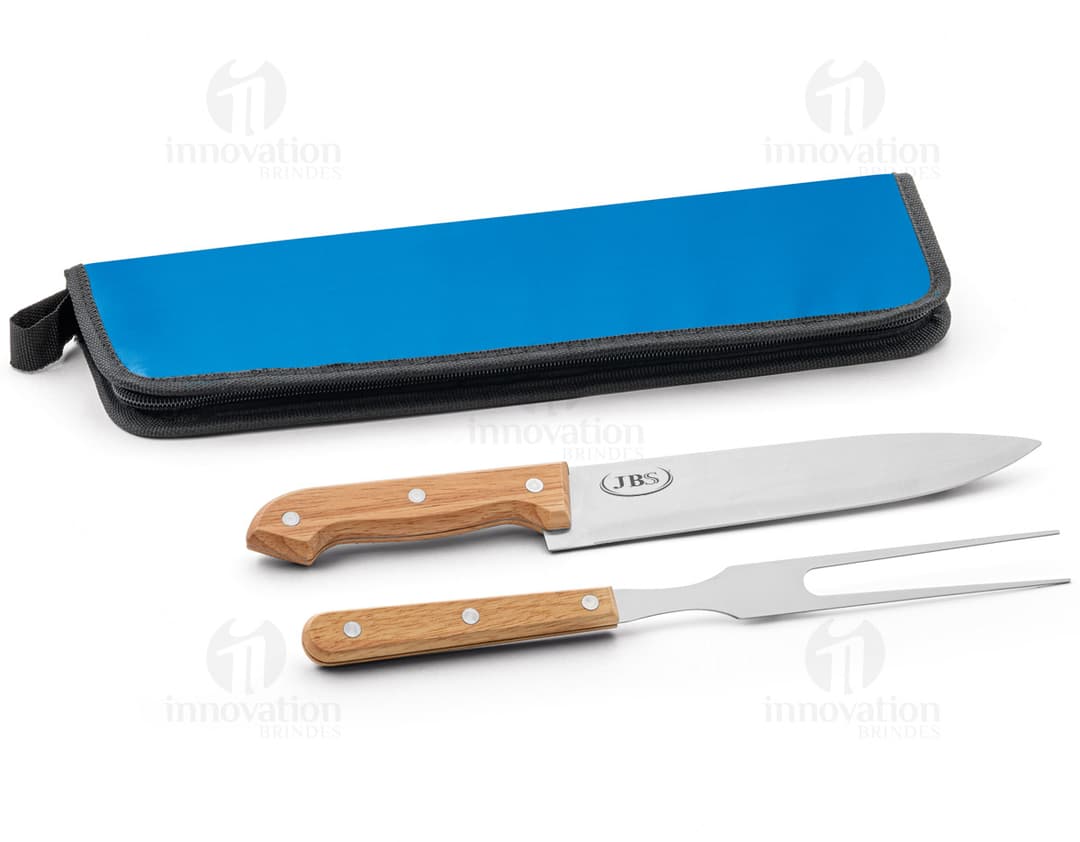 Imagem de um kit de churrasco de qualidade, contendo faca de aço inoxidável afiada e cabo de plástico resistente. Ideal para