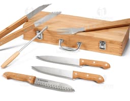 Kit churrasco de alta qualidade, com facas afiadas em aço inoxidável e cabos de madeira. Ideal para cortar carnes e legumes