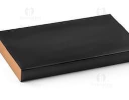 Kit churrasco inox e bambu 4 peças sobre uma mesa de madeira com um design moderno e elegante.