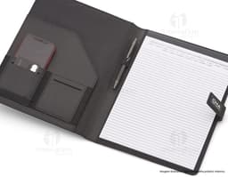 Pasta executiva em couro genuíno, ideal para armazenar documentos e equipamentos de negócios. Leve e prática, perfeita para