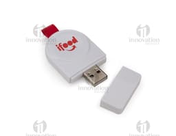 Um carregador por indução iWatch rodeado por equipamentos eletrônicos modernos, como laptops, smartphones, teclados