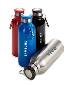 Frasqueira squeeze de metal 700ml, perfeita para manter você hidratado o dia todo. Design moderno, prático e saudável para