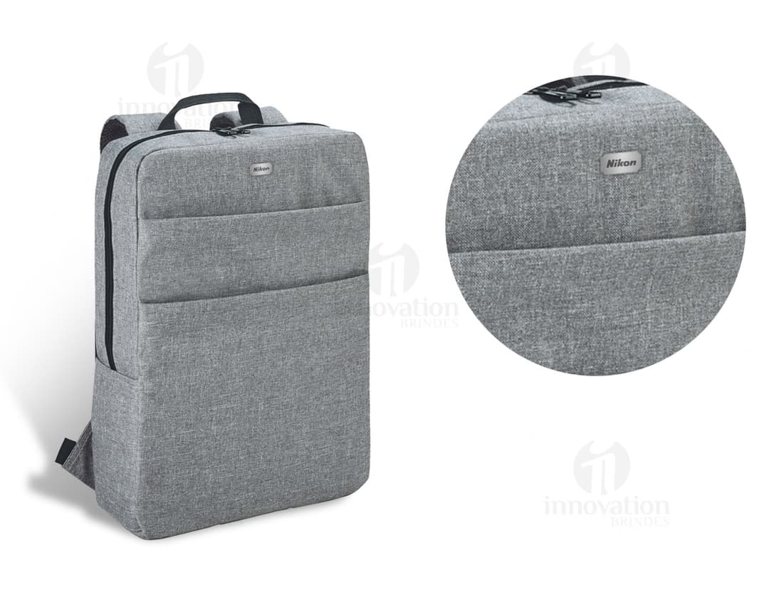 Mochila para notebook de couro preta, perfeita para viagens de negócios. Design elegante e moderno, com compartimento seguro