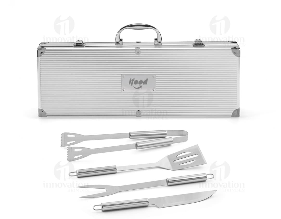 Kit churrasco de aço inoxidável com maleta cromada e alça. Ideal para um churrasco de negócios ou lazer. Mantenha suas