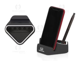Suporte para celular em couro marrom, perfeito para manter seu dispositivo seguro e organizado. Ideal para escritório, escola