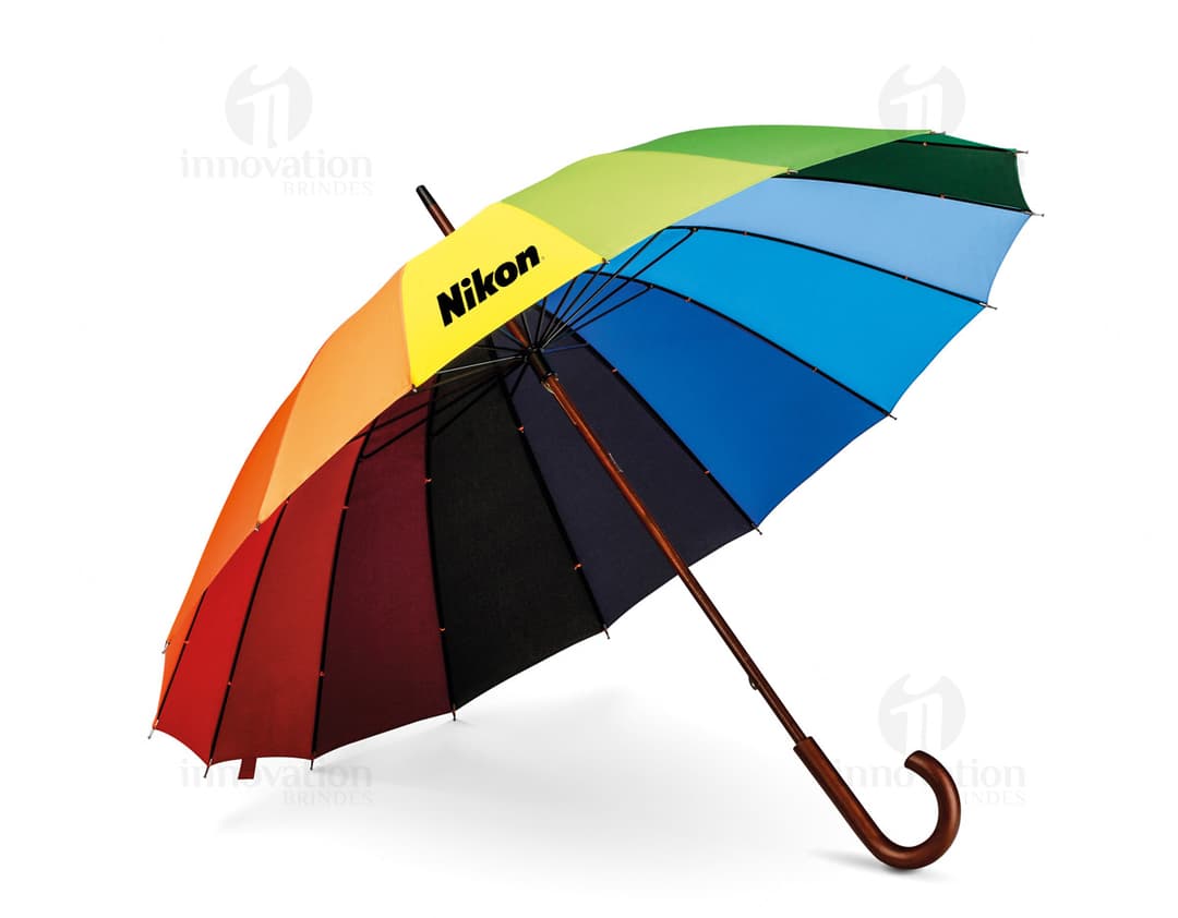 Guarda-chuva com pega de madeira em um design colorido e moderno, representando proteção contra a chuva. O padrão em