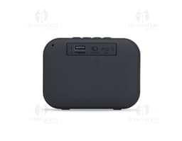 Caixa som multimídia emborrachada, item de tecnologia equipado com botões e display. Design moderno e metalizado, ideal para