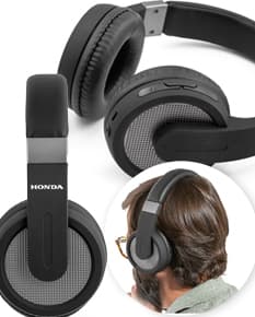 Fones de ouvido modernos em metal prateado e preto, com tecnologia Bluetooth 5.0 e microfone integrado. A imagem mostra um único fone de ouvido segurado por uma mão masculina, com detalhes em cromo, design elegante e aparência profissional.