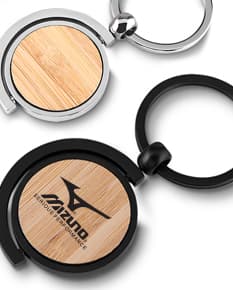 Chaveiro brilhante e elegante para personalizar com sua marca. Perfeito para brindes de negócios. Foto em close-up, isolado, com reflexo e sombra. Adquira o seu agora!