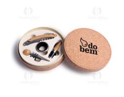 Kit Vinho - Conjunto de acessórios indispensáveis para os amantes da bebida. Em embalagem prática e elegante, perfeito para