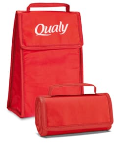 Bolsa térmica dobrável em formato 3D, vazia e aberta, com design moderno e clean. Está sobre uma mesa ao lado de um computador, um notebook e um dispenser de sabonete. A imagem contém elementos como embalagem de plástico, papel em branco, ícones de tecnologia e etiquetas de informação.