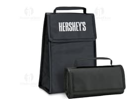 Bolsa térmica dobrável em formato 3D, vazia e aberta, com design moderno e clean. Está sobre uma mesa ao lado de um