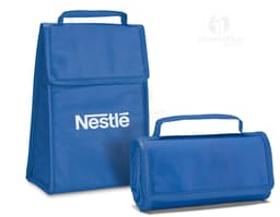Bolsa térmica dobrável em formato 3D, vazia e aberta, com design moderno e clean. Está sobre uma mesa ao lado de um