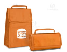 Bolsa térmica dobrável em formato 3D, vazia e aberta, com design moderno e clean. Está sobre uma mesa ao lado de um
