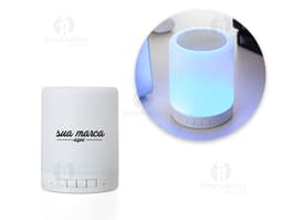 Caixa de som com luminária, perfeita para iluminar e animar qualquer ambiente! Com design clean e moderno, essa peça é ideal