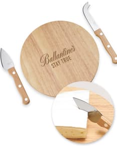 Kit queijo 3 peças - Conjunto de utensílios em aço inox e madeira, perfeito para servir queijos em grande estilo. Com design retrô e elegante, esse set é ideal para momentos especiais. Acompanha faca, espátula e garfo em uma tábua redonda de madeira. A peça perfeita para os amantes de queijos!