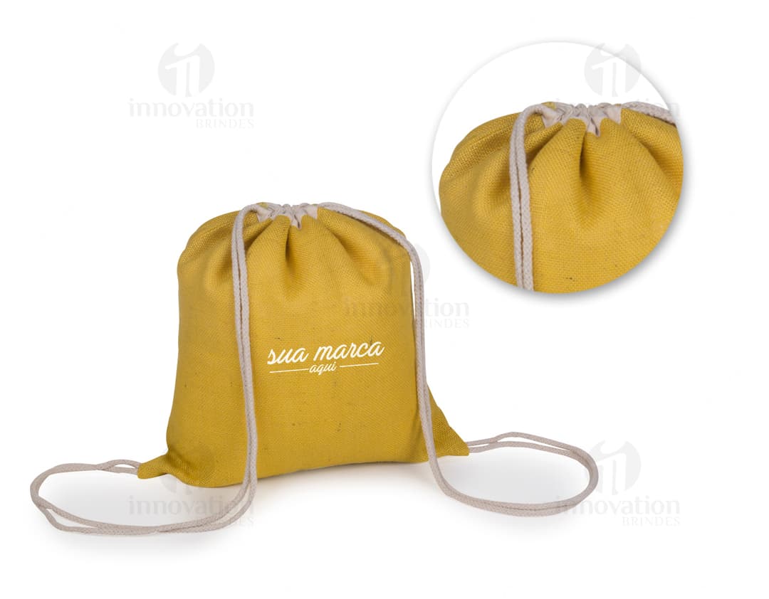 Sacola mochila marrom e amarela de papel burlap, perfeita para transportar snacks saudáveis e doces deliciosos. Ideal para