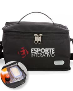 Bolsa Térmica 4 Litros em Couro - Ideal para quem busca estilo e praticidade. Perfeita para manter seus alimentos frescos por mais tempo. Alça elegante, design moderno e luxuoso. Perfeita para viagens de negócios ou passeios. Leve, espaçosa e resistente. Compre já a sua!
