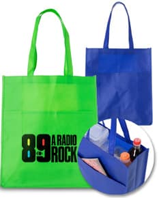 Sacola colorida de tecido TNT com bolso, em tons de rosa e amarelo. Ideal para compras em lojas, presentes e embalagens de produtos. Elegante e moderna, perfeita para celebrar aniversários, feriados e datas especiais.