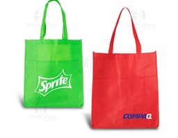 Sacola colorida de tecido TNT com bolso, em tons de rosa e amarelo. Ideal para compras em lojas, presentes e embalagens de