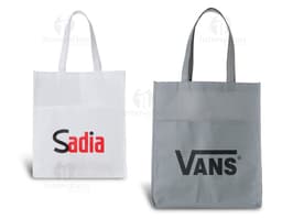 Sacola colorida de tecido TNT com bolso, em tons de rosa e amarelo. Ideal para compras em lojas, presentes e embalagens de