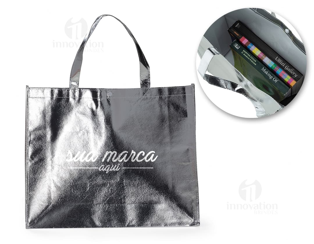 Sacola metalizada de tecido não tecido (TNT) com botão. Textura brilhante e suave, ideal para transporte de objetos. Cor